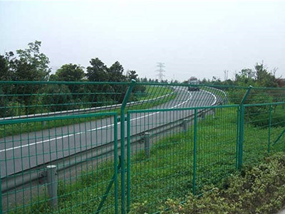 高速护栏网-高速公路护栏网图片价格-高速公路护栏网厂家-安平县万众丝网制品有限公司图片2