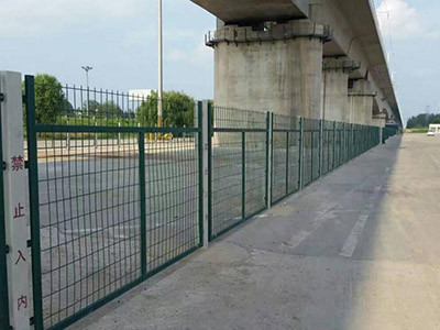 铁路护栏网-三道弯护栏网图片价格-铁路三道弯护栏网厂家-安平县万众丝网制品有限公司图片2